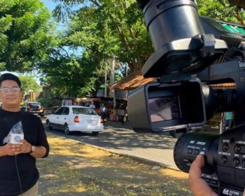 Slicht Villachica, a journalist for Article 66, goes into exile due to the regime's siege