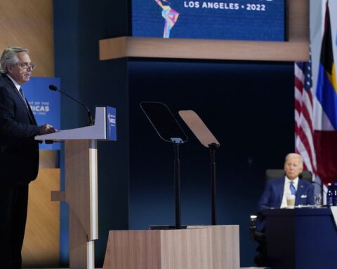 El presidente argentino Alberto Fernández habla en la plenaria de la Cumbre de las Américas. Foto: RT.