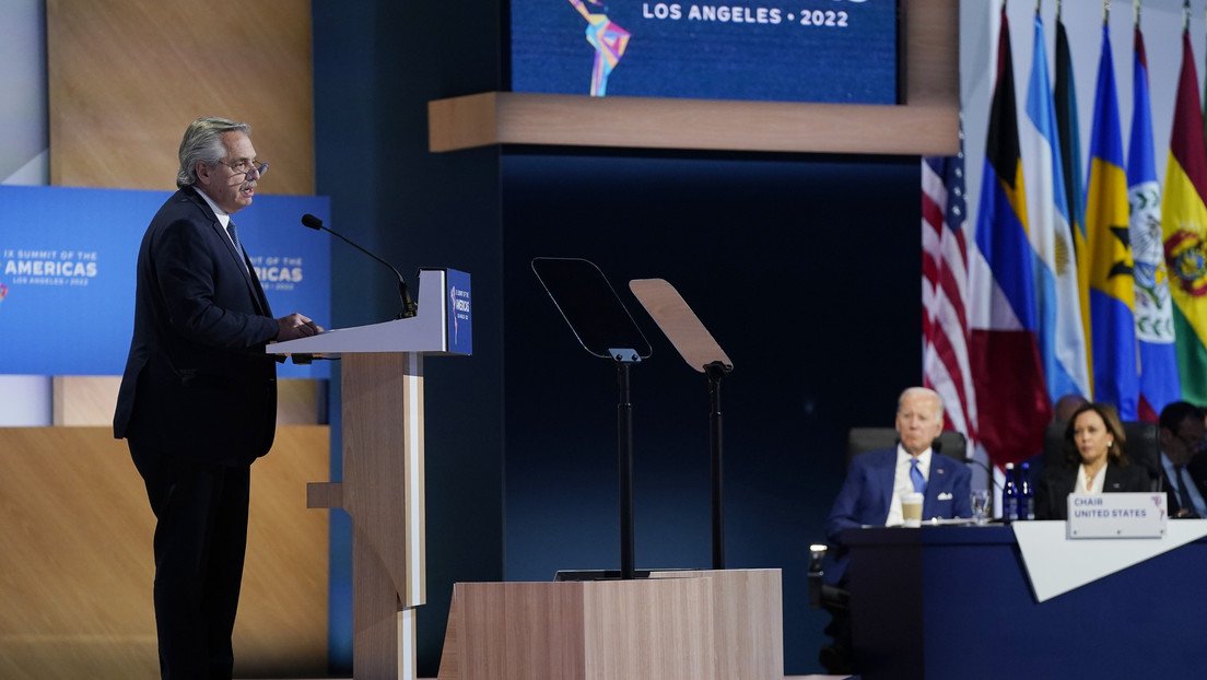 El presidente argentino Alberto Fernández habla en la plenaria de la Cumbre de las Américas. Foto: RT.