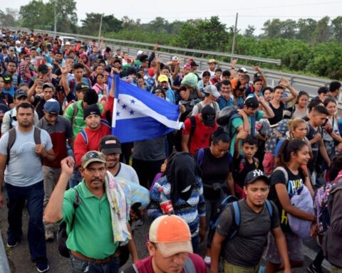 Otra caravana de indocumentados salió del sur de México este lunes rumbo a la frontera con Estados Unidos. Foto: Reuters.