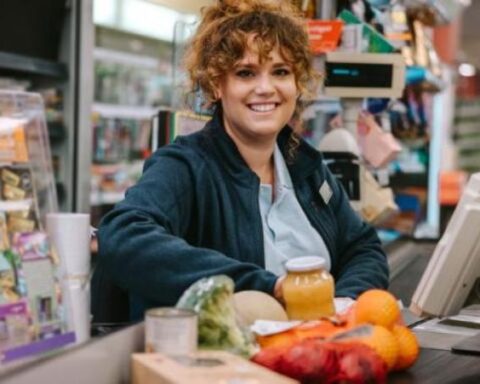 Supermarket chain seeks 50 inexperienced cashiers in Bogotá