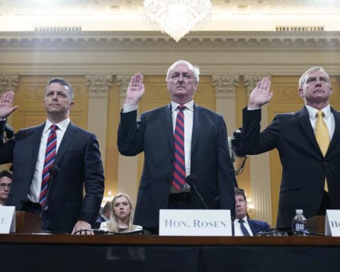 Steven Engel, ex fiscal general adjunto de la Oficina de Asesoría Jurídica, Jeffrey Rosen, ex fiscal general interino, y Richard Donoghue, ex fiscal general adjunto interino, prestan juramento ante el Comité de la Cámara que investiga los sucesos del  6 de enero. Foto: Jacquelyn Marti/AP.