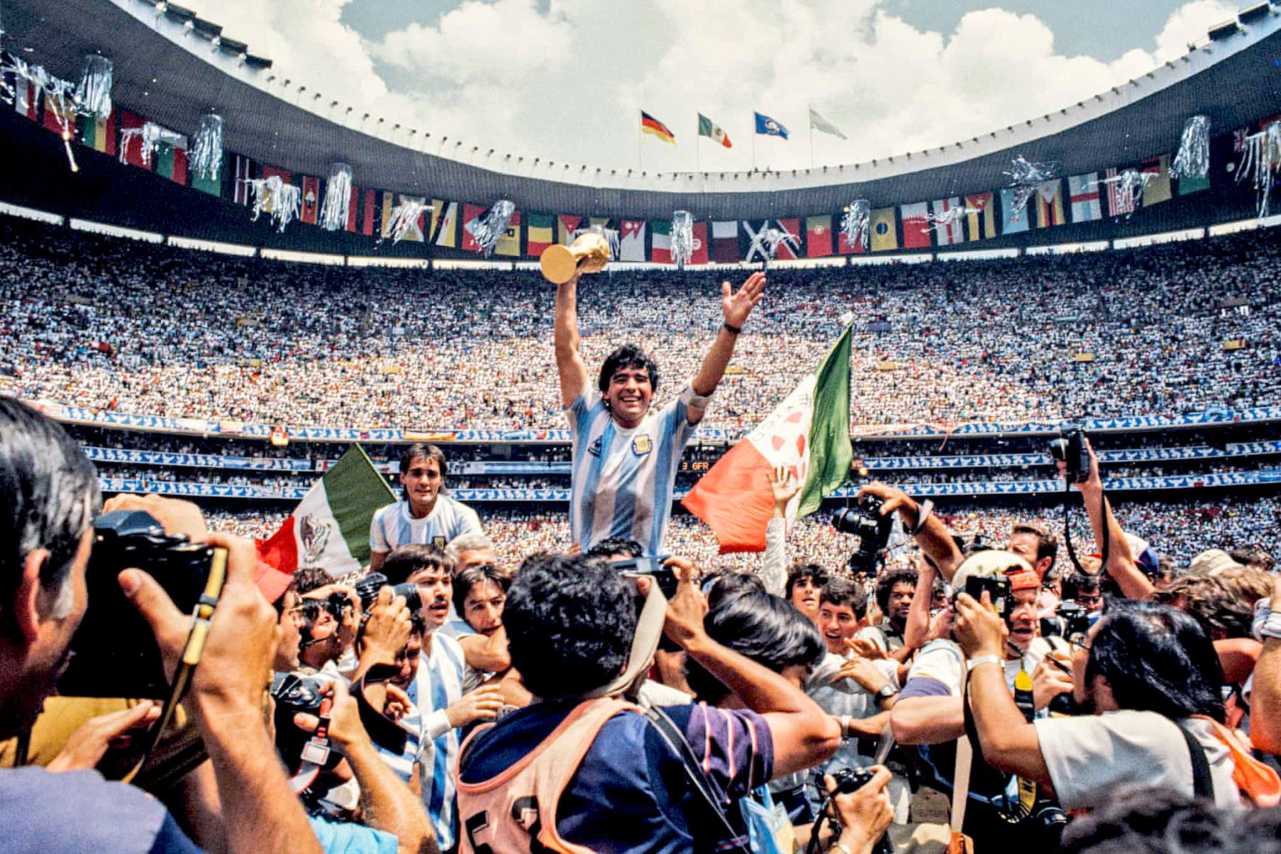 The Azteca, temple of soccer, enlarges its legend