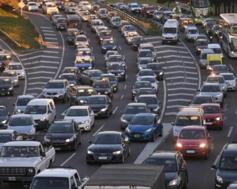 The Buenos Aires-La Plata highway collapses, after the protest of bus drivers