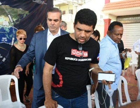 Former presidential candidate Luis Abinader managed to get Claudio Caamaño, Rafael Rossó and Dío Astacio to lift the hunger strike they had been on for several days demanding new elections in the Santo Domingo Este municipality.