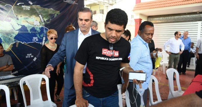 Former presidential candidate Luis Abinader managed to get Claudio Caamaño, Rafael Rossó and Dío Astacio to lift the hunger strike they had been on for several days demanding new elections in the Santo Domingo Este municipality.