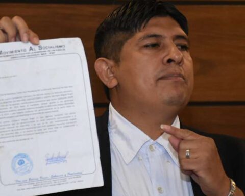The MAS reacts and prosecutes Cuéllar for allegedly using falsified documents in his complaint