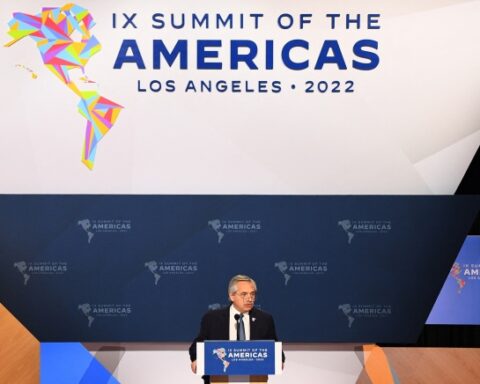 The President participates in the closing of the Summit of the Americas and returns to Argentina