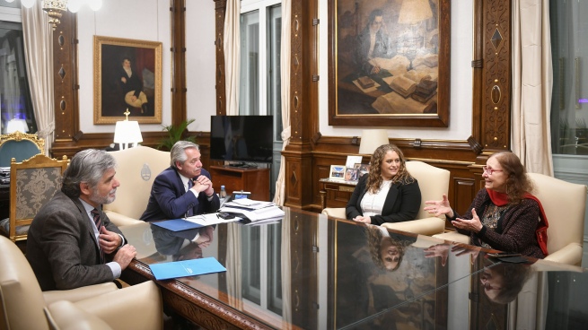 The President received two Argentine scientists who will be awarded in France