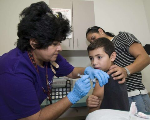 Una enfermera le administra una vacuna anticovid a un niño de 8 años en la clínica El Río de Tucson, Arizona (EEUU). Foto: Gary Williams / EFE.