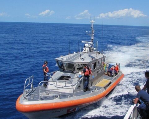 Barco de la Guardia Costera estadounidense que transporta a migrantes cubanos interceptados en el mar. Foto: Guardia Costera de EE.UU. / EFE / Archivo.