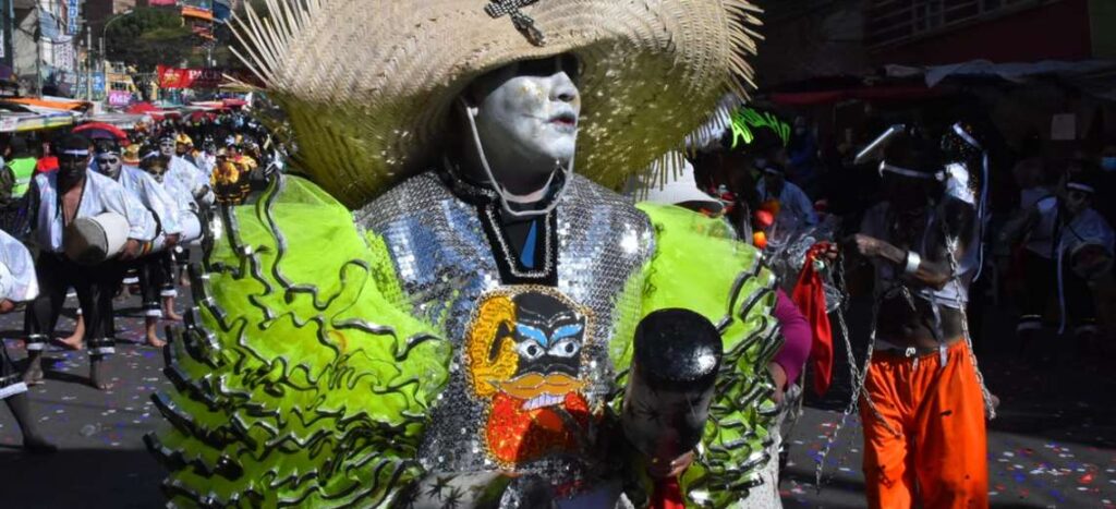 The big party in La Paz was colorful, unpunctual, health control and waste of joy