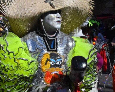 The big party in La Paz was colorful, unpunctual, health control and waste of joy