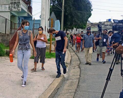 La madre cubana Amelia Calzadilla saliendo de la sede de Gobierno del municipio Cerro. Foto: Ernesto Mastrascusa/Efe.
