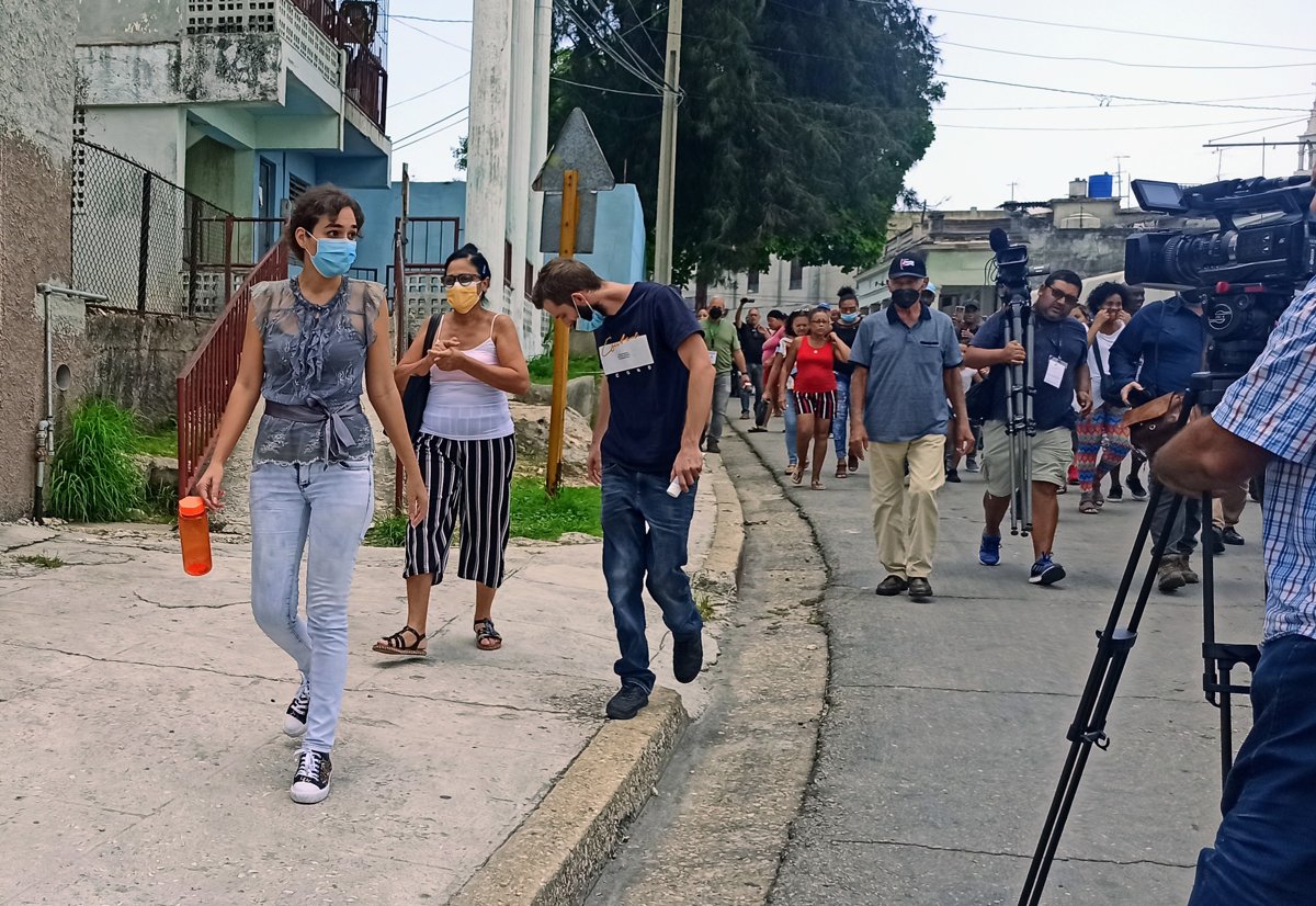 La madre cubana Amelia Calzadilla saliendo de la sede de Gobierno del municipio Cerro. Foto: Ernesto Mastrascusa/Efe.