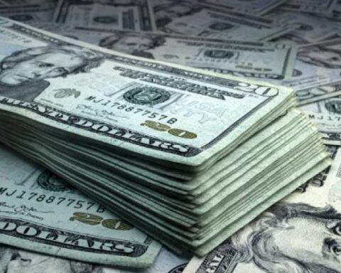 The dollar starts the week down 50 pesos