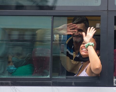 Personas sin y con nasobuco en un ómnibus en La Habana, el martes 31 de mayo de 2022, tras la eliminación del uso obligatorio de la mascarilla por las autoridades cubanas. Foto: Otmaro Rodríguez.