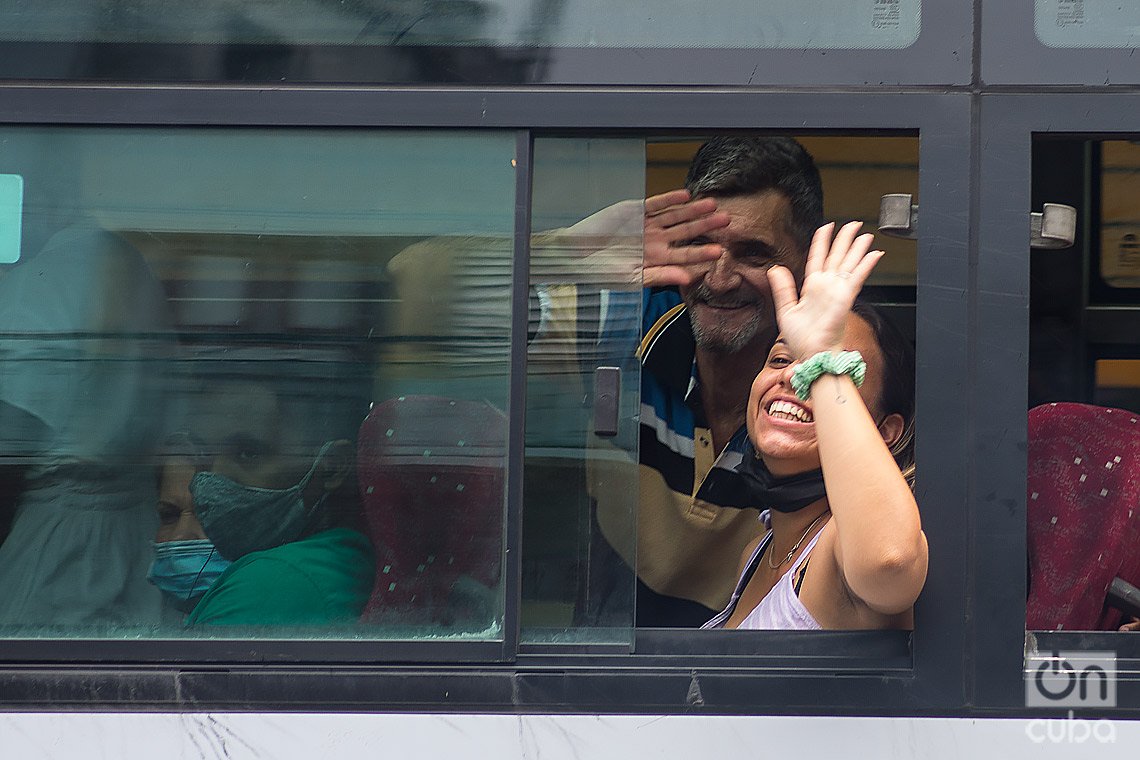 Personas sin y con nasobuco en un ómnibus en La Habana, el martes 31 de mayo de 2022, tras la eliminación del uso obligatorio de la mascarilla por las autoridades cubanas. Foto: Otmaro Rodríguez.