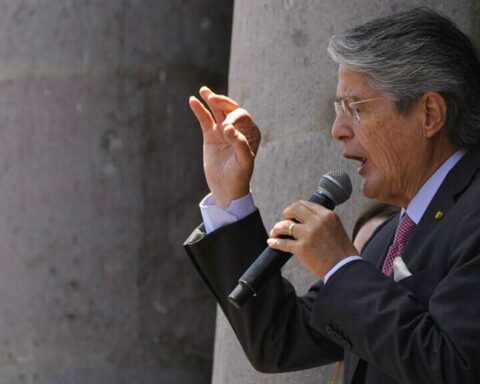 The president of Ecuador gives in and lowers the price of fuel