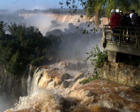 The tourist circuit of the Devil's Throat is closed due to the shocking rise of the Iguazú River