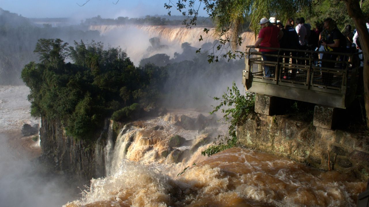 The tourist circuit of the Devil's Throat is closed due to the shocking rise of the Iguazú River