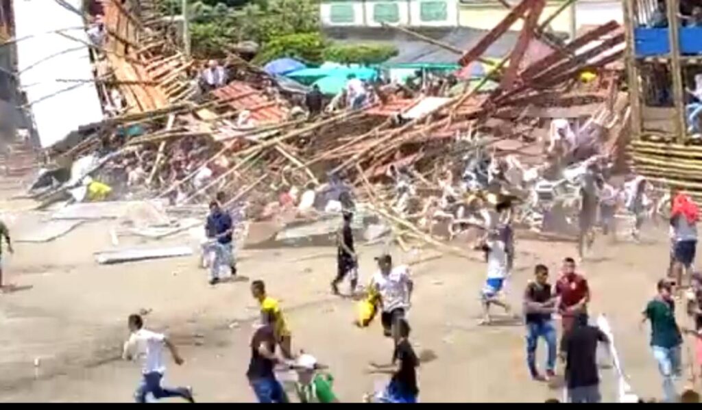 There are already four dead and more than 300 injured after the fall of boxes in corralejas of El Espinal