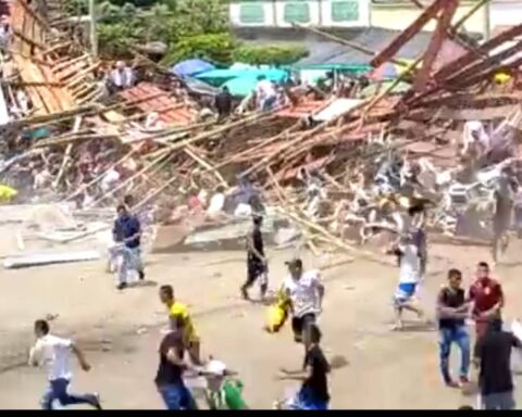 There are already four dead and more than 300 injured after the fall of boxes in corralejas of El Espinal