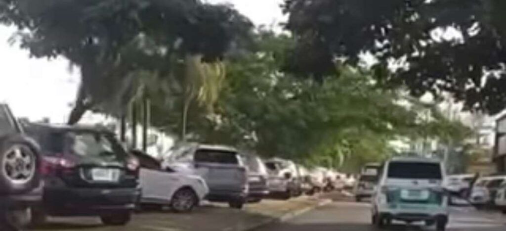 There were a lot of badly parked cars due to the Blooming-Bolívar game