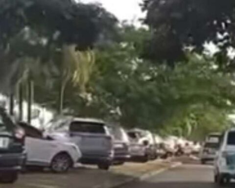 There were a lot of badly parked cars due to the Blooming-Bolívar game