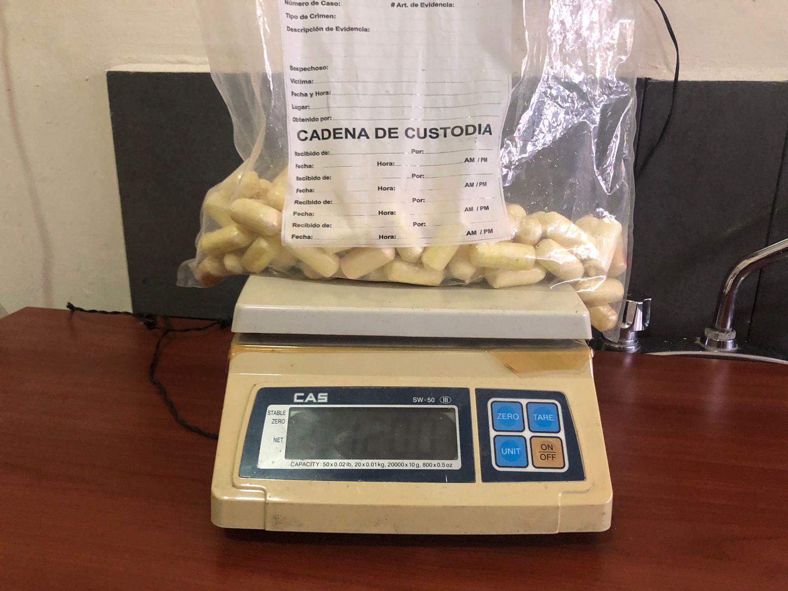 They arrest a Dominican-Dutch man with 99 bags presumably cocaine in the AILA