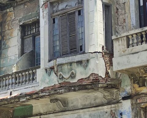 They demolish the facade of another building on the verge of collapse in Centro Habana