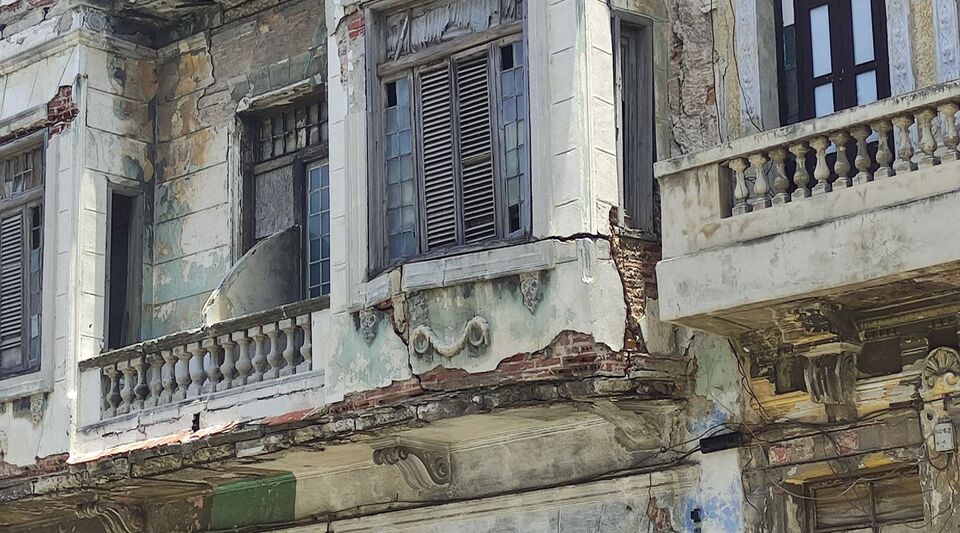 They demolish the facade of another building on the verge of collapse in Centro Habana