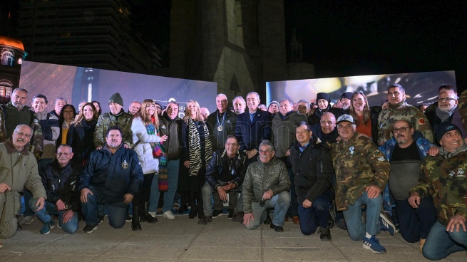 They distinguish ex-combatants from Malvinas in the National Monument to the Flag