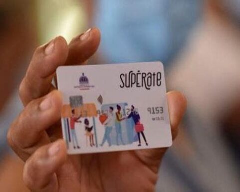 Arrestan cuatro personas con 103 tarjetas del programa Supérate