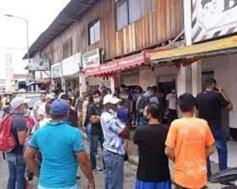 They investigate the murder of two Venezuelan barbers in Colombia