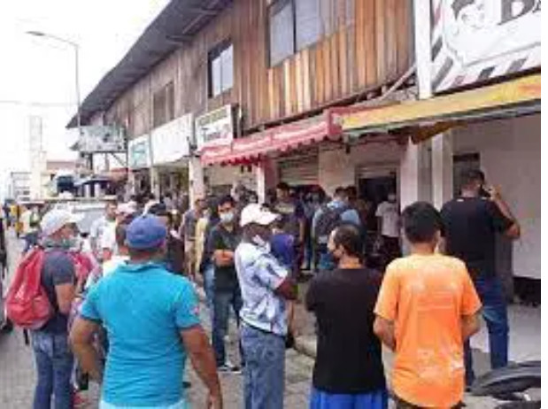 They investigate the murder of two Venezuelan barbers in Colombia