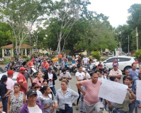 While the court heard the measure of coercion against the official who killed a married couple, a crowd of people gathered outside the court