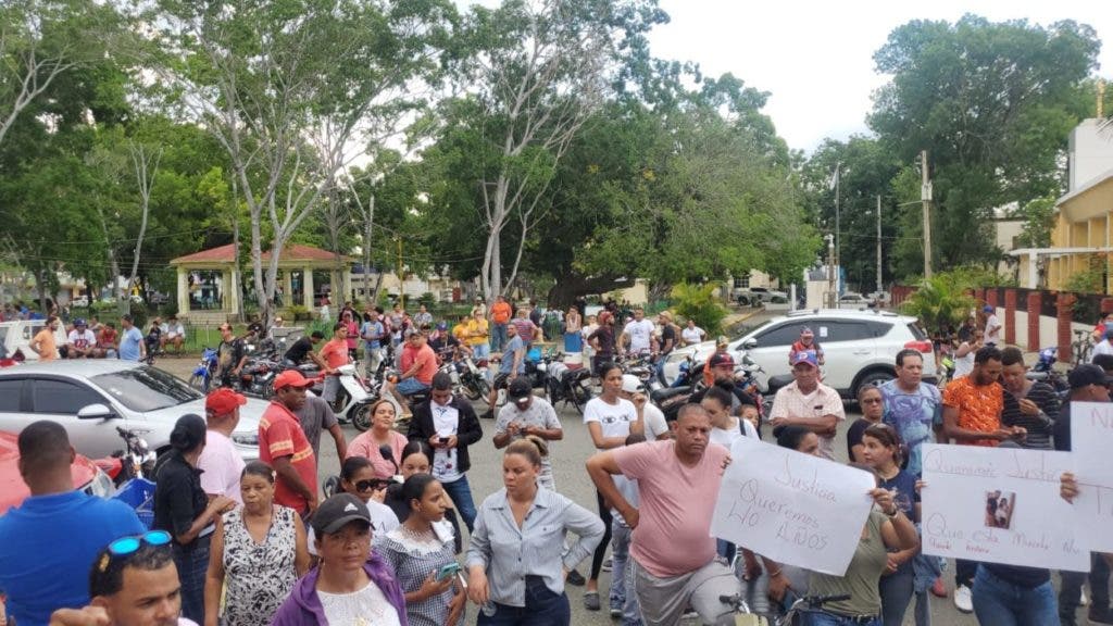 While the court heard the measure of coercion against the official who killed a married couple, a crowd of people gathered outside the court