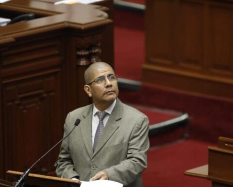 They present a motion of censure against Minister Senmache for the escape of Juan Silva