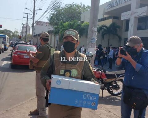 They raid offices of the Directorate of Cemeteries and 'Mamén' accuses the Mayor's Office of contaminating the evidence
