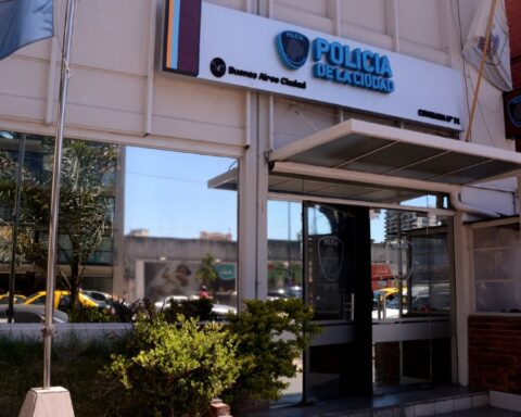 They recapture two of the four escaped prisoners from a Villa Crespo police station