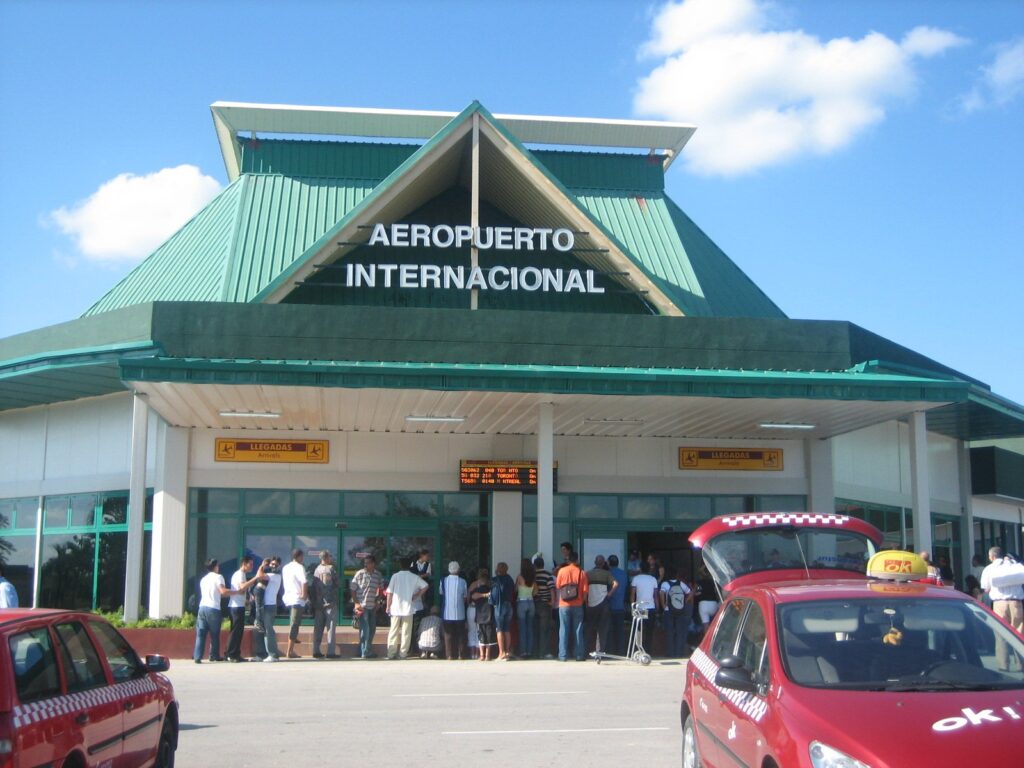 Aeropuerto Internacional "Frank País", de Holguín. Foto: Wikipedia.