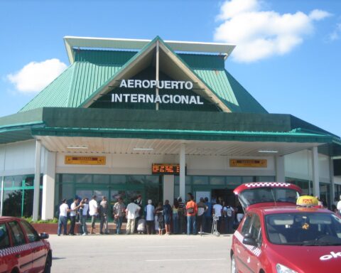 Aeropuerto Internacional "Frank País", de Holguín. Foto: Wikipedia.