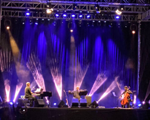 Thousands of Cubans sing in chorus with Pablo Milanés during his concert in Havana