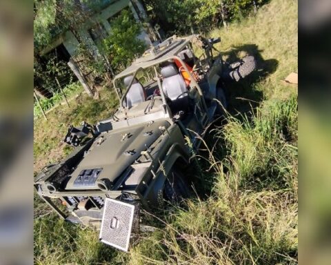 Three Army personnel were seriously injured after a jeep overturned