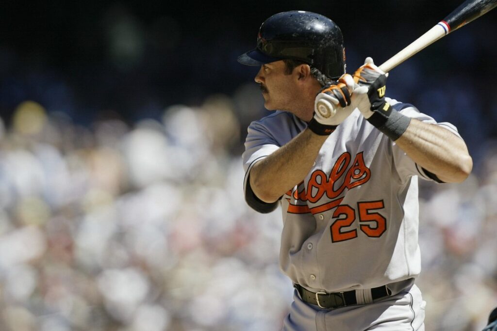 Rafael Palmeiro es dueño de la mayoría de los récords ofensivos para cubanos en MLB. Foto: Otto Greule Jr/Getty Images