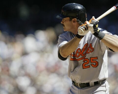 Rafael Palmeiro es dueño de la mayoría de los récords ofensivos para cubanos en MLB. Foto: Otto Greule Jr/Getty Images