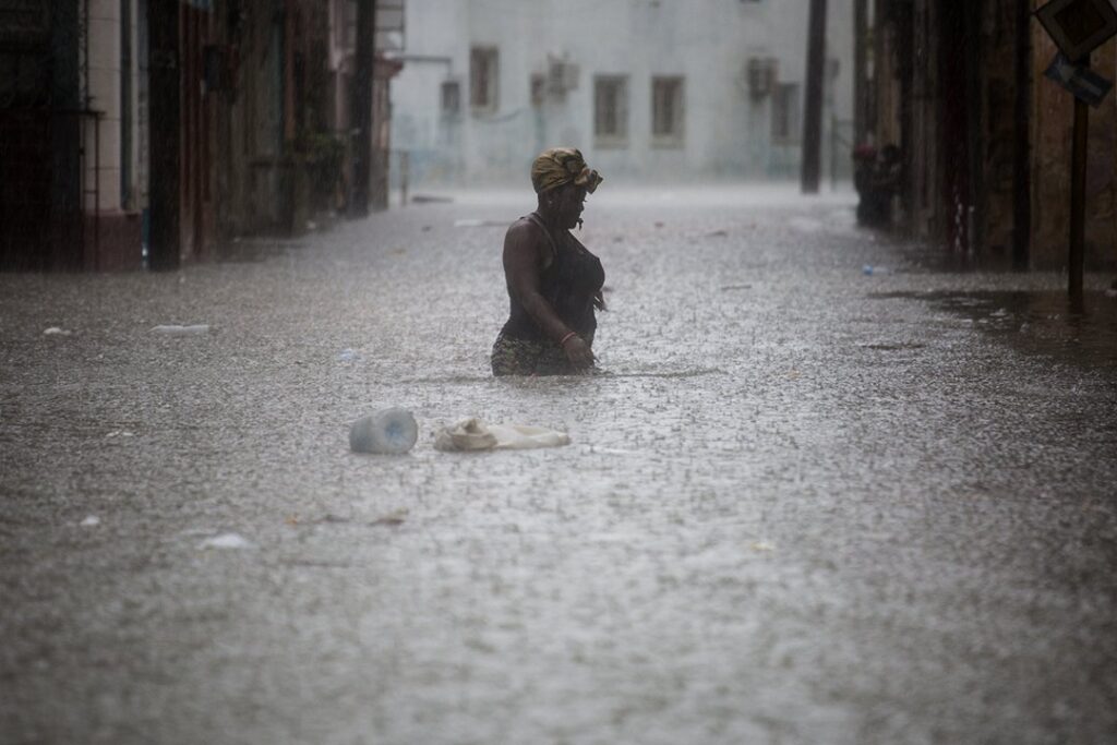 La Habana, como el resto del occidente y centro de Cuba, está sufriendo el remanente del huracán Agatha, que ha dejado nueve muertos en México. Foto: Irene Pérez/CubaDebate.