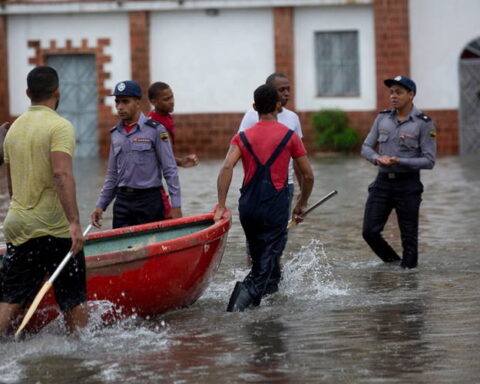 Tres muertes y numerosos daños por fuertes lluvias en Cuba