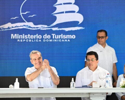 Turismo inicia remozamiento de playa Sosúa
